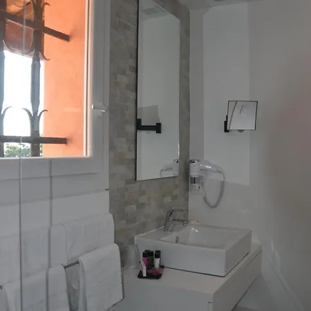 فندق De La Vierge Noire