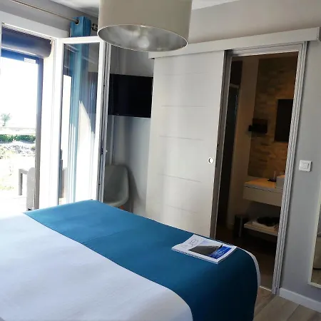 De La Vierge Noire Hotel